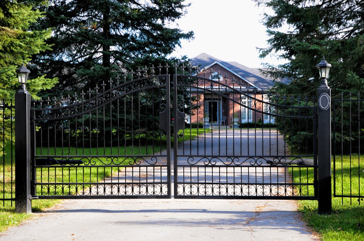 4 Decorating Ideas for Your Gate and Fence Makeover