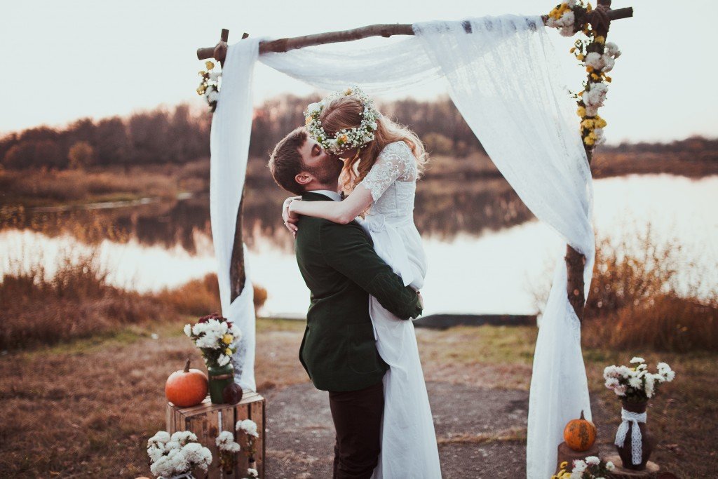 couple kissing on their outdoor wedding