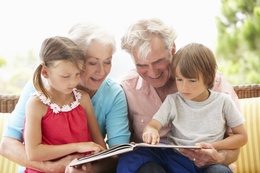 grandparents reading to grandkids